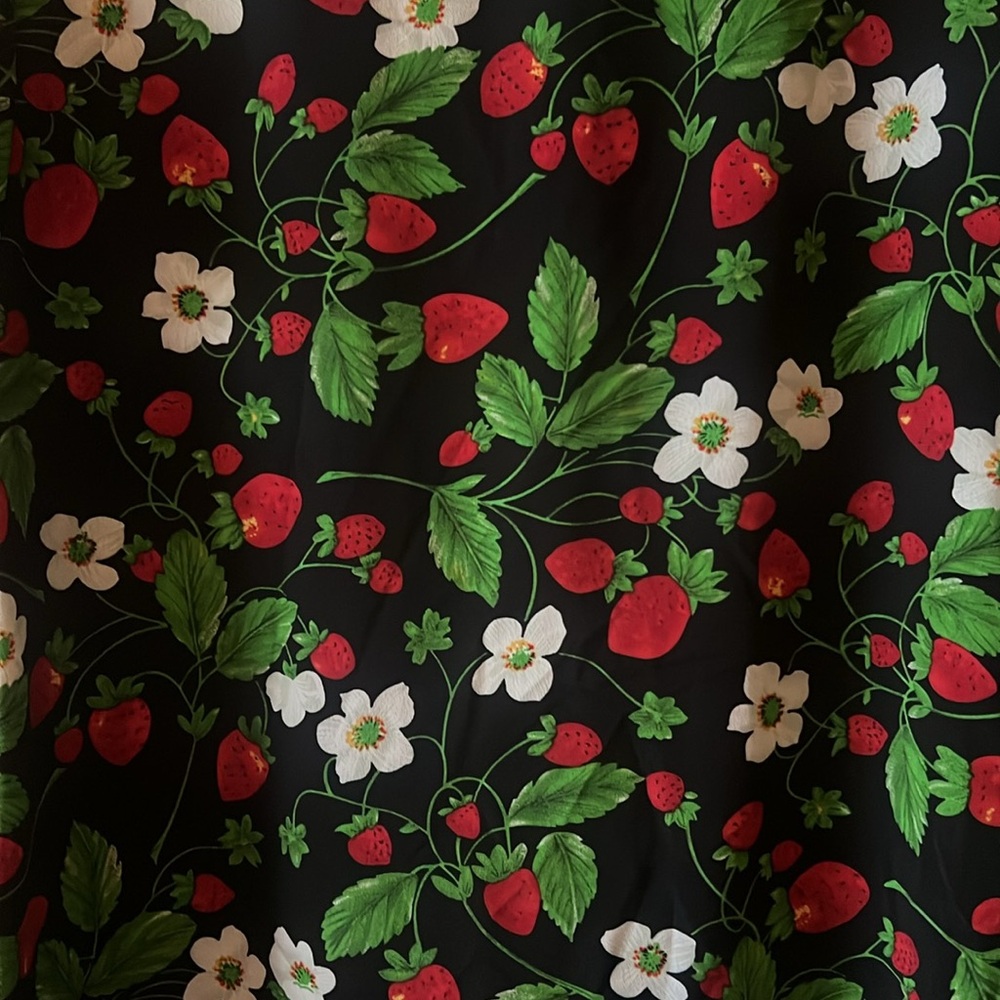 Strawberry dress - Picture 2 of 4